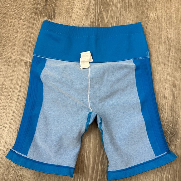 Fabletics biker shorts - Picture 4 of 9